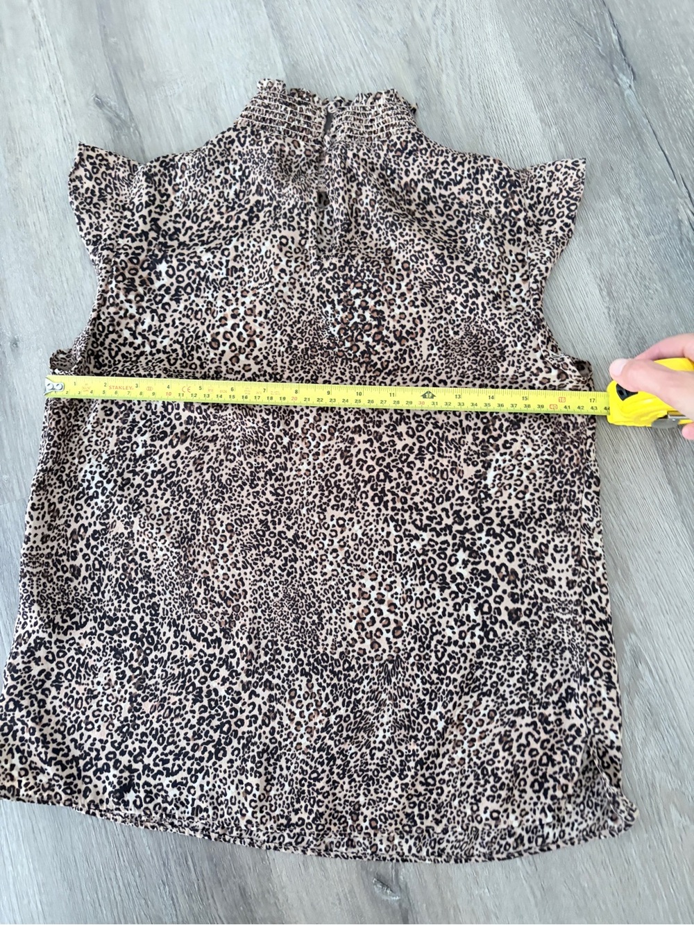 Vince Camuto Leopard Print Sleeveless Smocked Yoke Top - Picture 4 of 6